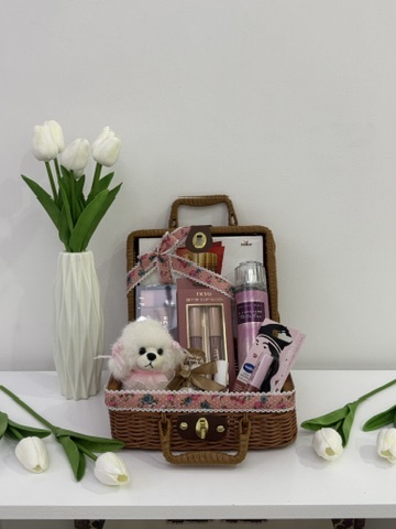Chic Beauty & Sweet Treats Gift Bag